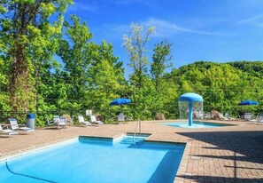 Pool - Dogs welcome, hot tub, pool table, Gatlinburg! (Gatlinburg)