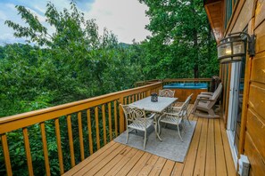 Outdoor dining - Dogs welcome, hot tub, pool table, Gatlinburg! (Gatlinburg)
