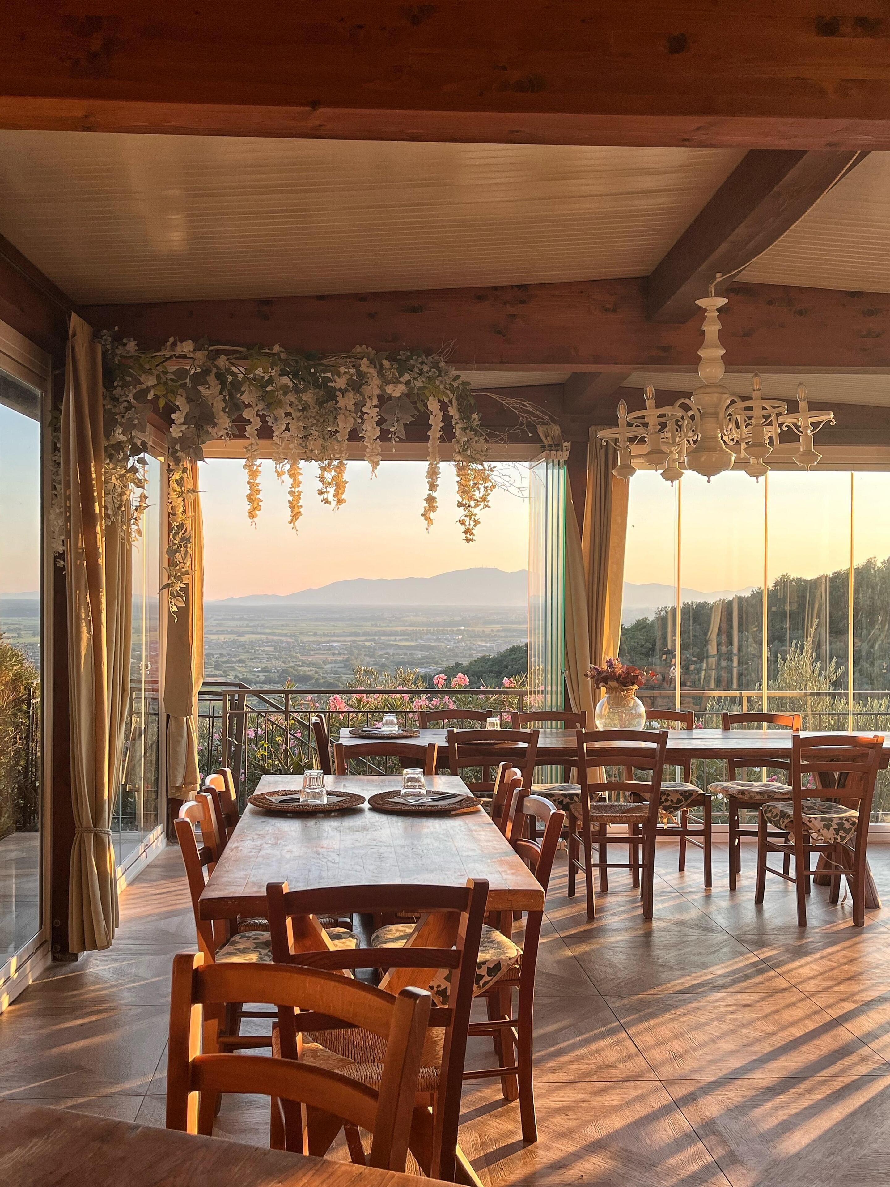 供应早餐、午餐和晚餐，地方菜