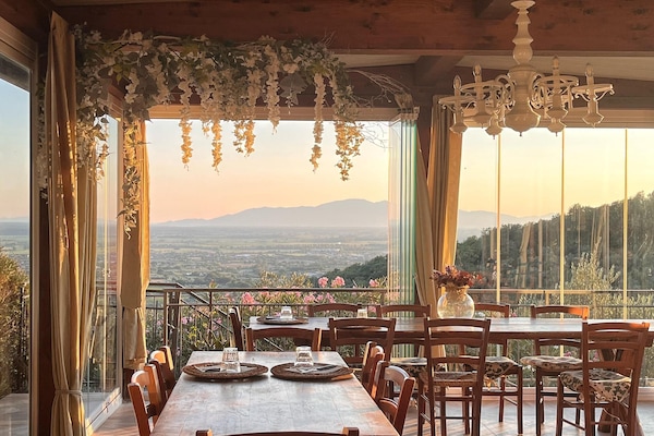 Sarapan, makan tengah hari, makan malam dihidangkan; masakan tempatan