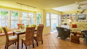 TV connectée, lecteur de DVD, livres