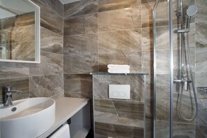 Een bad, een haardroger, een bidet, handdoeken