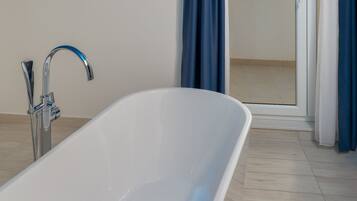 Tina, secadora de cabello, bidet, toallas