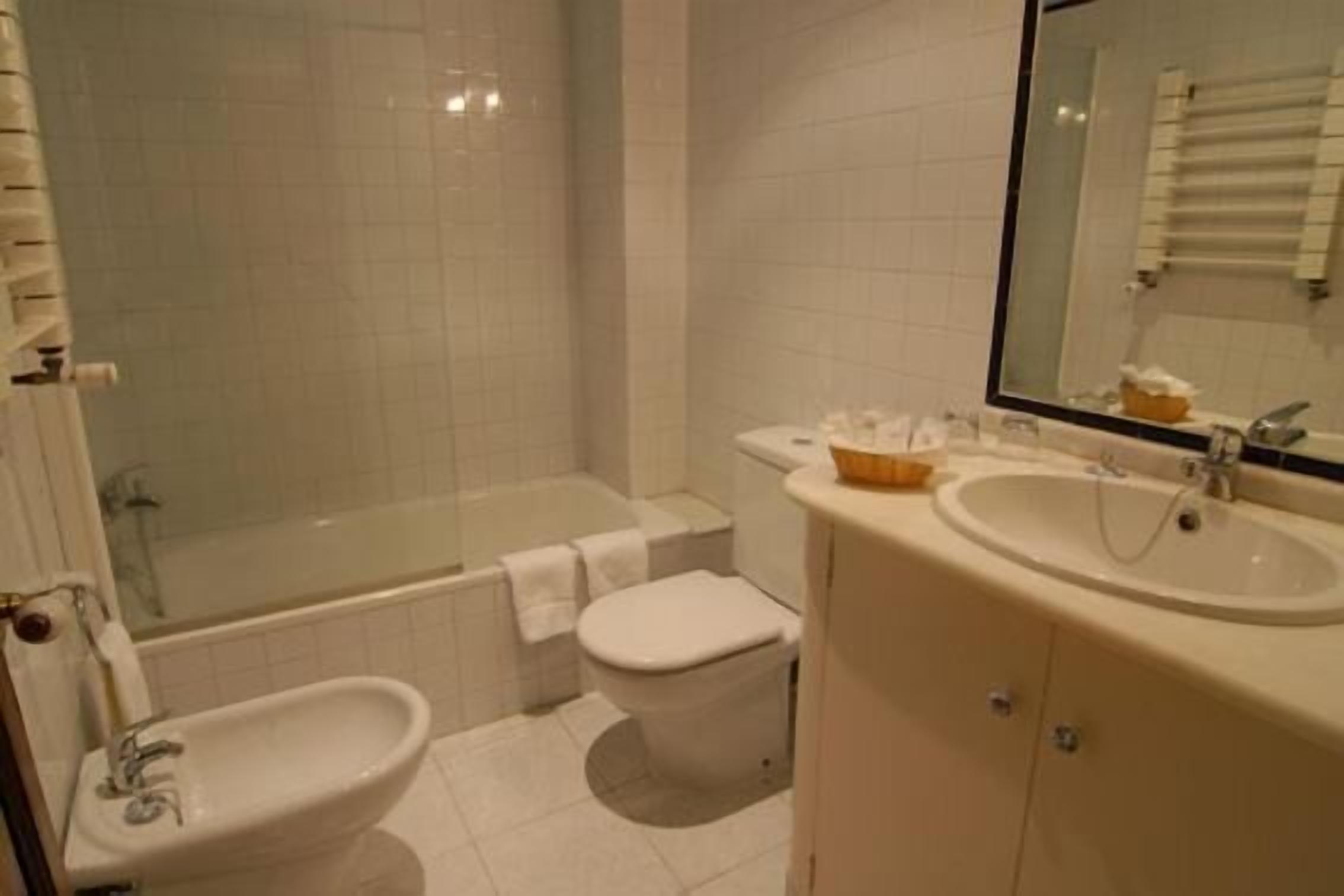 Baignoire, articles de toilette gratuits, sèche-cheveux, bidet