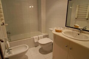 Baignoire, articles de toilette gratuits, sèche-cheveux, bidet