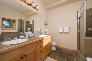 Combined shower/bathtub, hair dryer, towels