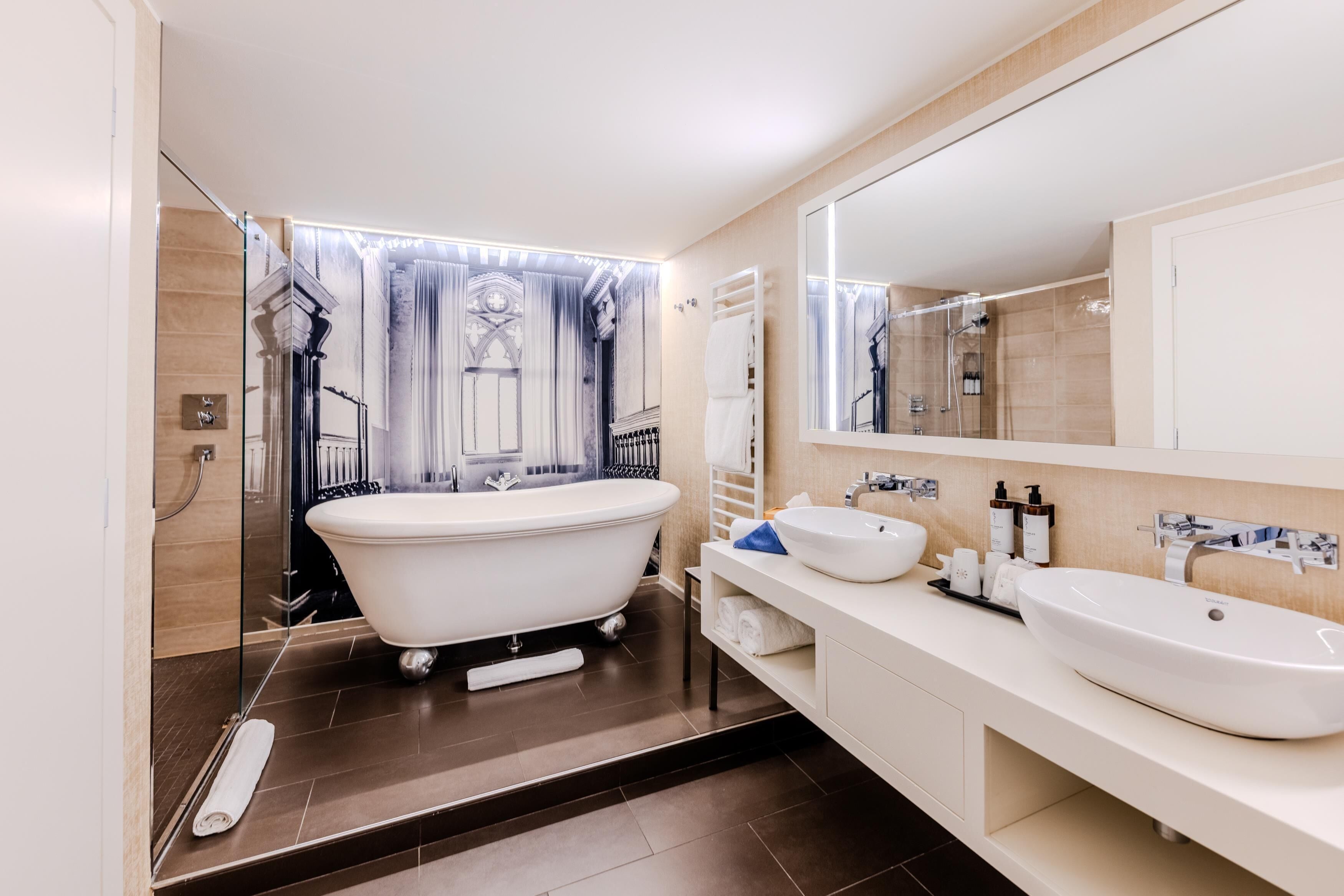 Suite mit freistehender Badewanne | Badezimmer | Kostenlose Toilettenartikel, Haartrockner, Bademäntel, Hausschuhe