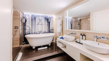 Suite mit freistehender Badewanne | Badezimmer | Kostenlose Toilettenartikel, Haartrockner, Bademäntel, Hausschuhe
