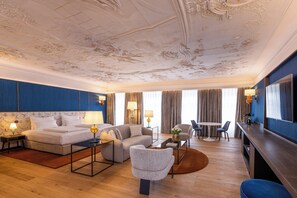 Minibar, caja de seguridad en la habitación y muebles diferentes 