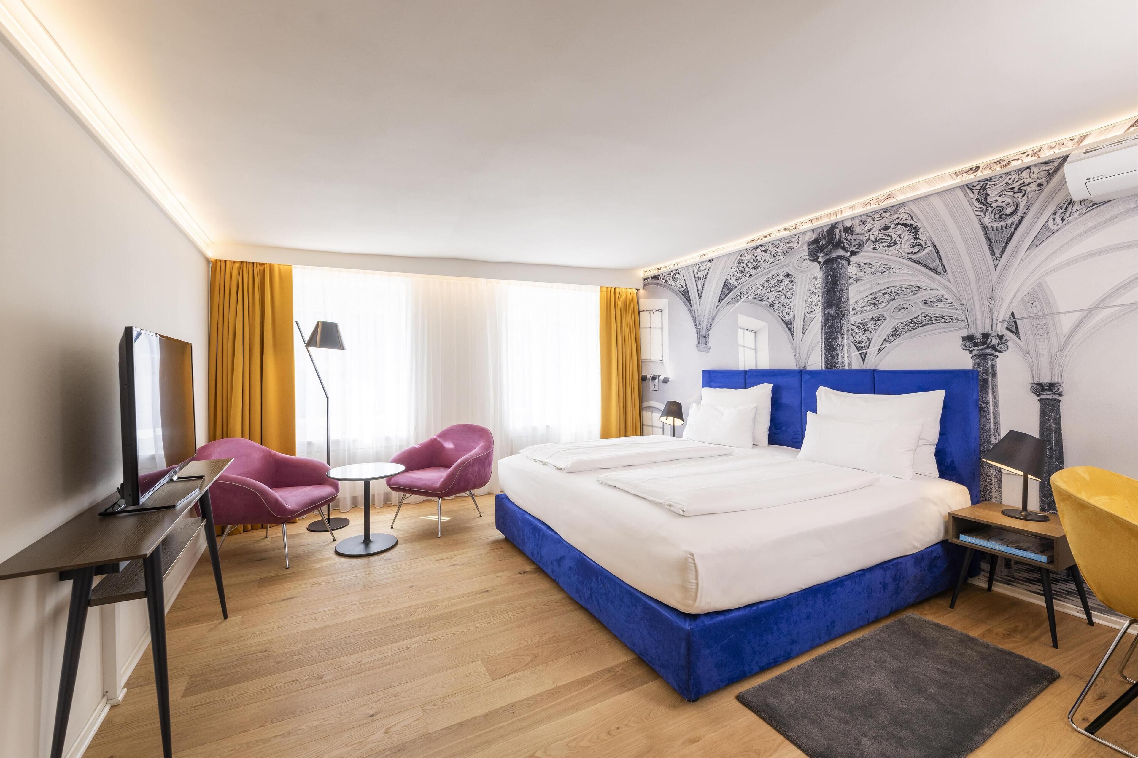 Minibar, Zimmersafe, individuell eingerichtet, Schreibtisch