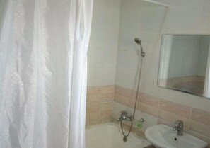 Classic-Zimmer | Badezimmer | Dusche, Regendusche, Handtücher