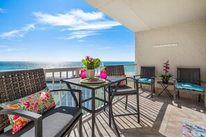 Outdoor dining - 509- Completely Remodeled with gorgeous gulf views. Free Beach Service (Destin)