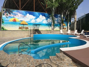 Una piscina al aire libre (de 09:00 a 22:00), sombrillas, tumbonas