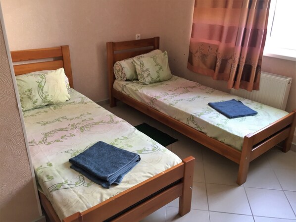 Habitación con 2 camas individuales | Caja fuerte, escritorio, tabla de planchar con plancha y wifi gratis