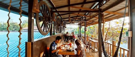 Aamiainen, lounas ja illallinen; paikallinen ja kansainvälinen keittiö