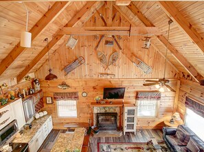 Smart TV, fireplace