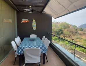 Outdoor dining - HOUSE LUXURY PACIFICO CENTRAL, HERRADURA, PUNTARENA. (HERRADURA)