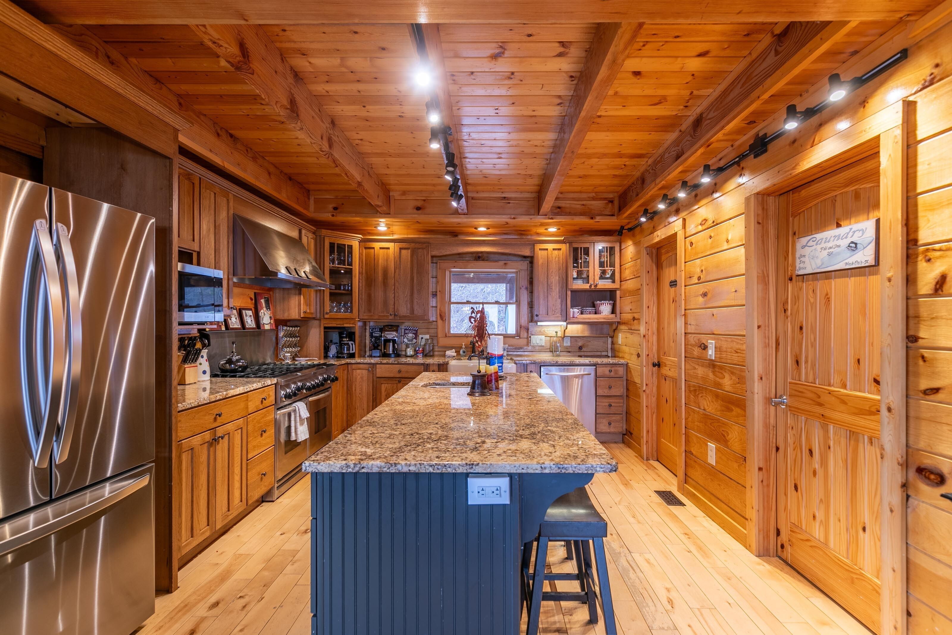 Kühlschrank, Mikrowelle, Herdplatte, Geschirrspüler