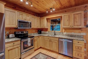 Kjøleskap, mikrobølgeovn, ovn og kokeplater