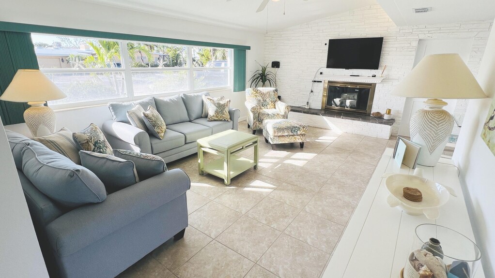 3/2.5 Private Canal Front Pool Home On Amiclose To Beaches - Holmes Beach, FL