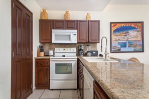 Fridge, microwave, oven, stovetop - Sonoran Sun W-511 Array Of Sun Great Oceanfront Sandy Beach (Puerto Penasco)