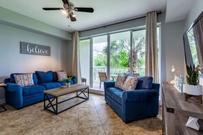 TV - Restaurants, Pools, Private beach, Hot Tub, Piers, Game Room, Playground & More! (Ruskin)