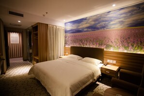 Minibar, escritorio, cortinas blackout y wifi gratis