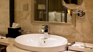 Executive Room, 1 King Bed | Bathroom | Free toiletries, hair dryer, slippers, towels - Changchun Regent Hotel (Changchun)