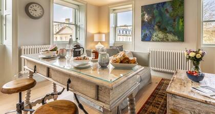 Charming, light and bright apartment for two in central Bath