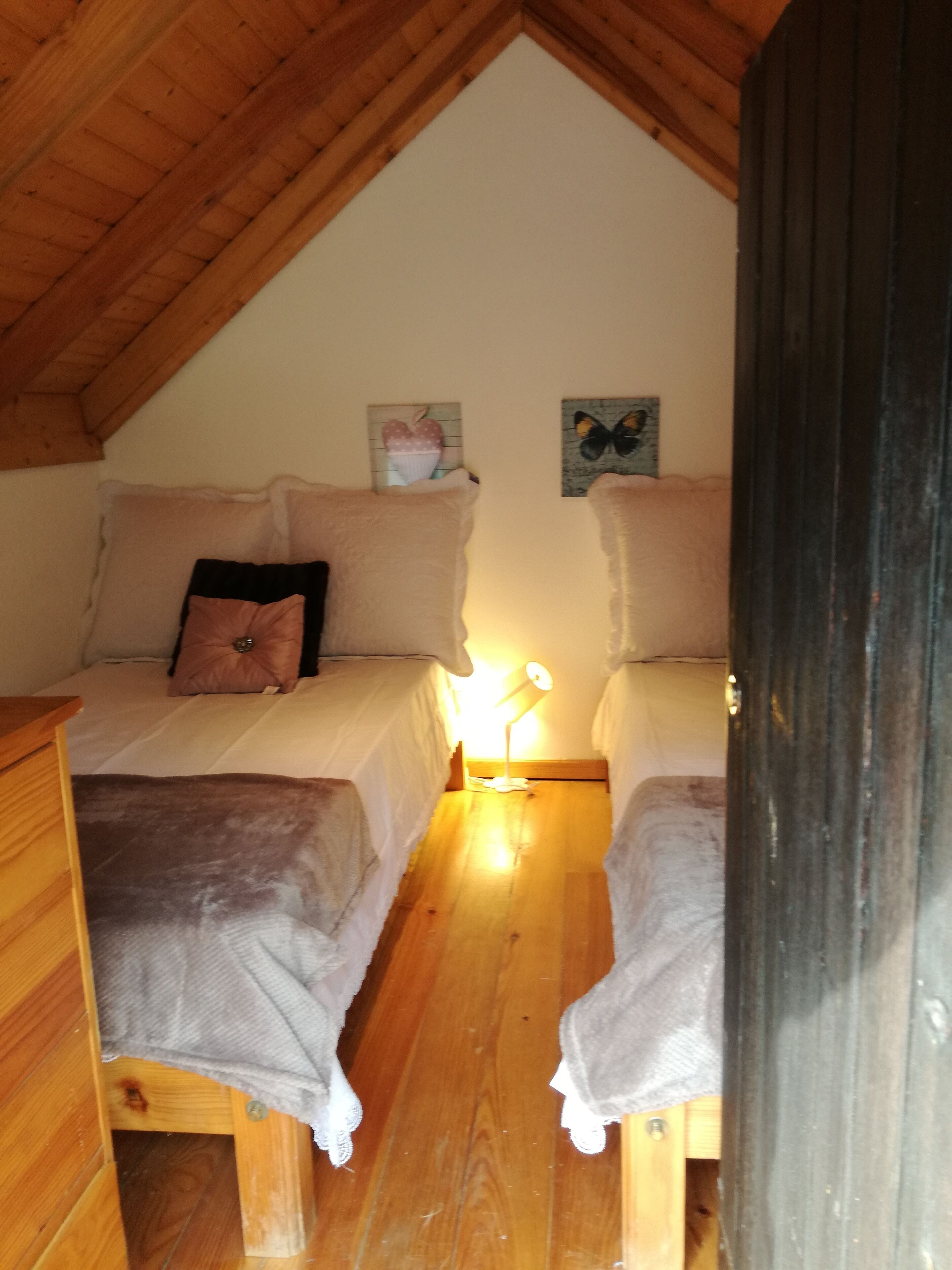 3 makuuhuonetta, silitysrauta/-lauta, ilmainen Wi-Fi, vuodevaatteet