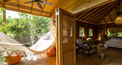 BAYLEAF: The Perfect Hideaway near secluded beach