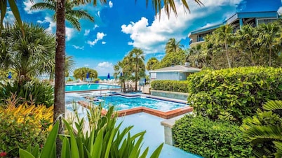 **NEPTUNE'S PENTHOUSE @ THE BEACH** Oceanfront Condo / Pool + LAST KEY SERVICE.