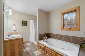 Combined shower/tub