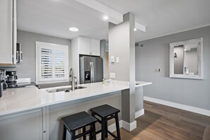 Kjøleskap, mikrobølgeovn, ovn og kokeplater