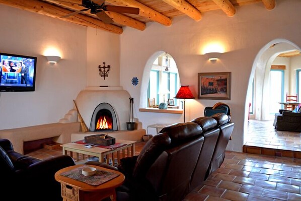 Télévision, cheminée, lecteur de DVD