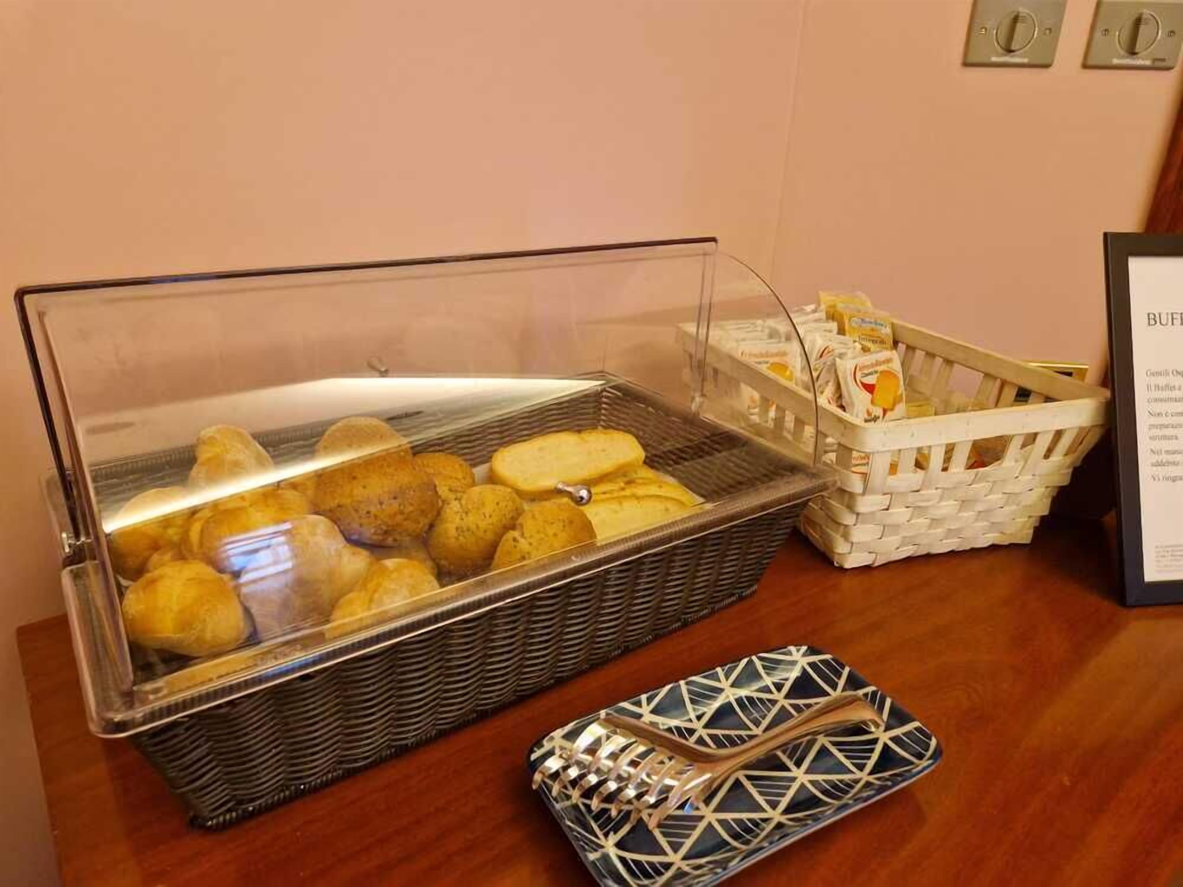 Tägliches Frühstücksbuffet (9 EUR pro Person)