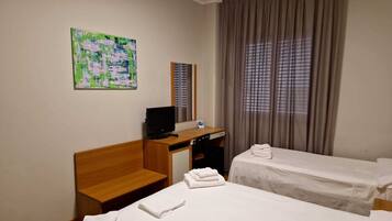 Classic Triple Room | Desk, free WiFi, bed sheets