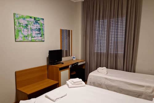 Classic Triple Room | Desk, free WiFi, bed sheets