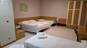 1 bedroom, desk, free WiFi, bed sheets
