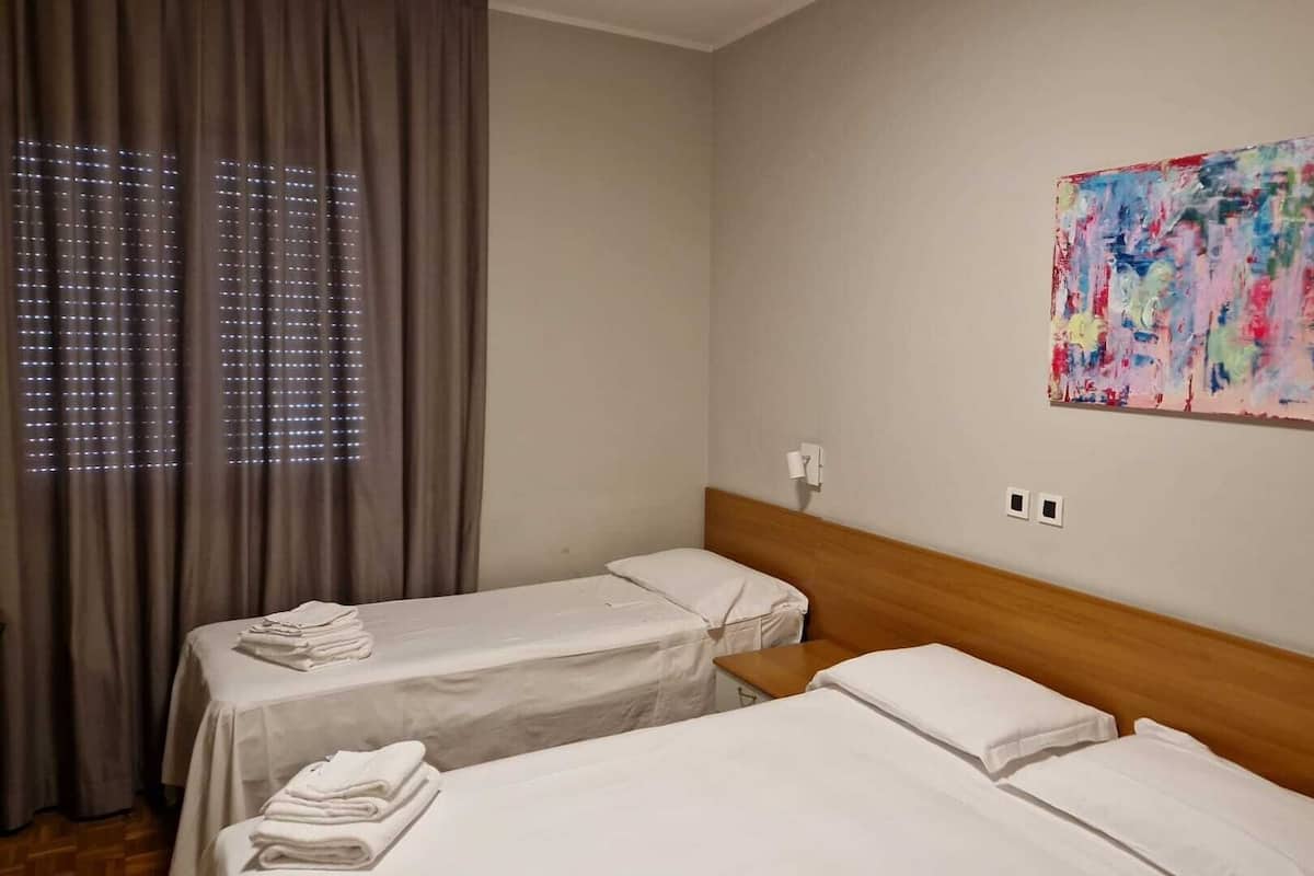 Classic Triple Room | Desk, free WiFi, bed sheets