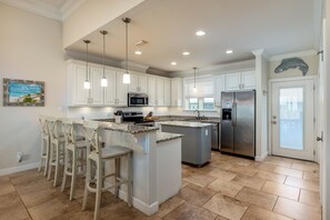 Kylskåp, mikrovågsugn, ugn och spishäll