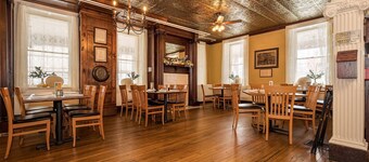 Mark's Retreat - Spacious Mountain Lodge w/ Hot Tub