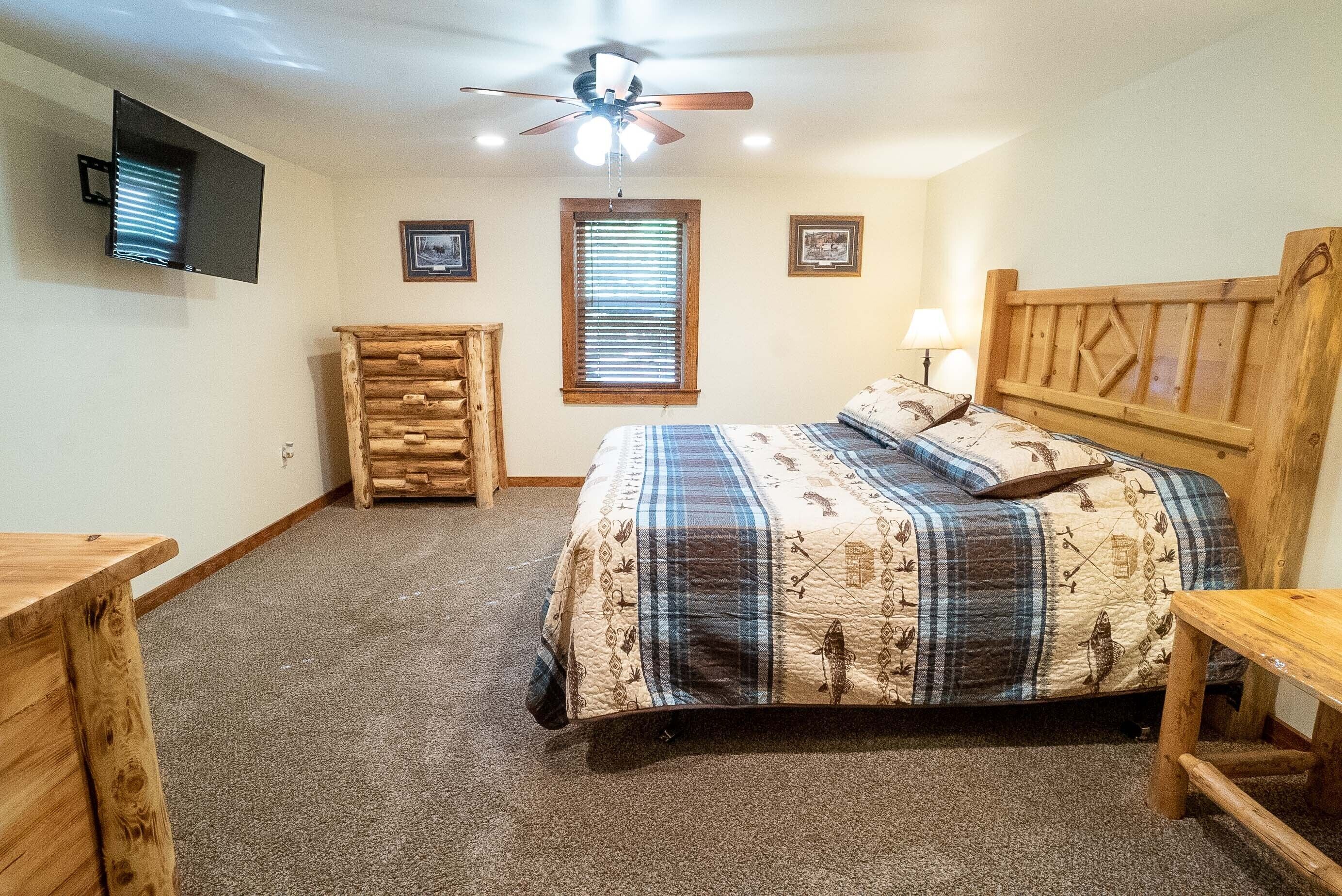 4 bedrooms, iron/ironing board, WiFi, bed sheets