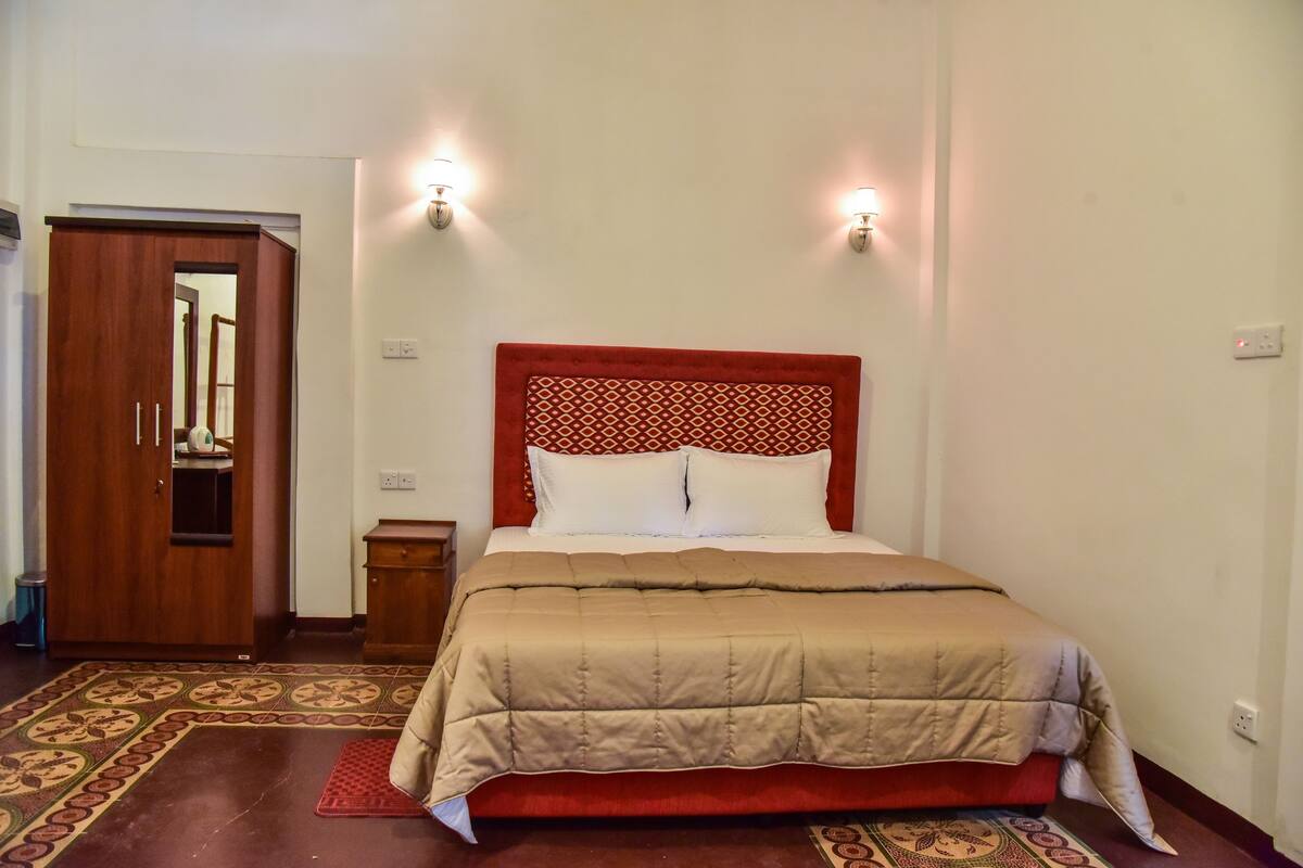 1 bedroom, premium bedding, desk, rollaway beds