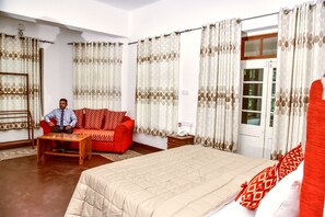 1 bedroom, premium bedding, desk, rollaway beds