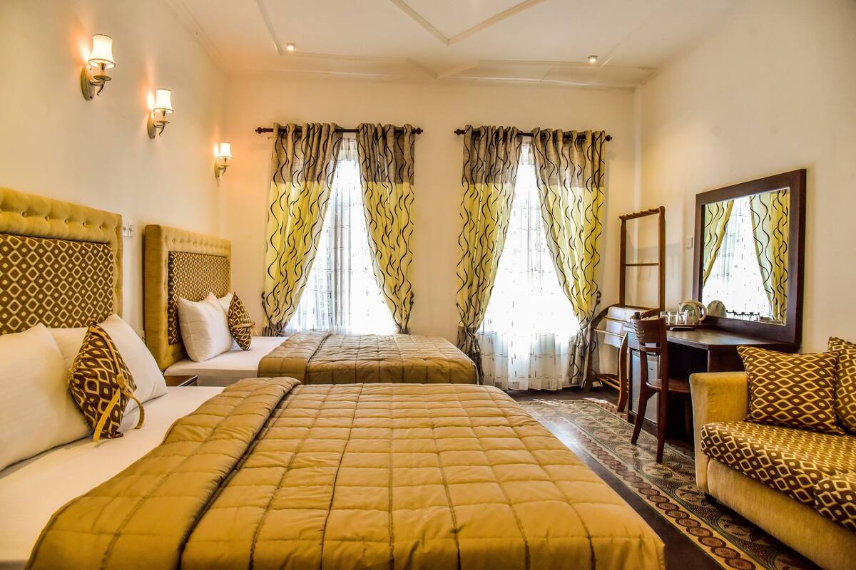1 bedroom, premium bedding, desk, rollaway beds