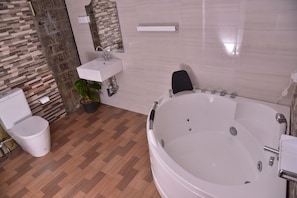 Jetted bath, free toiletries, towels