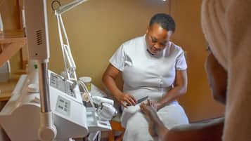 Body treatments, body scrubs, facials, 1 treatment room