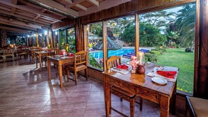 Phục vụ bữa sáng, bữa trưa và bữa tối 
