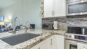 冰箱、微波炉、烤箱、炉灶